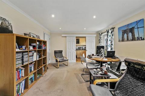 1 bedroom flat for sale, Station Road, Hampton