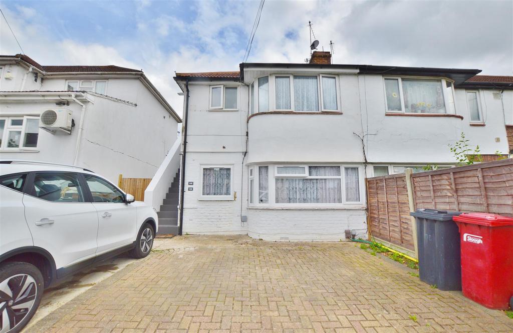 Canterbury Avenue, Slough, Berkshire 1 bed £1,100 pcm (£