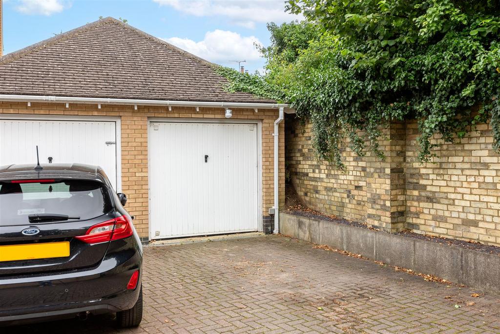 Garage/Driveway Parking