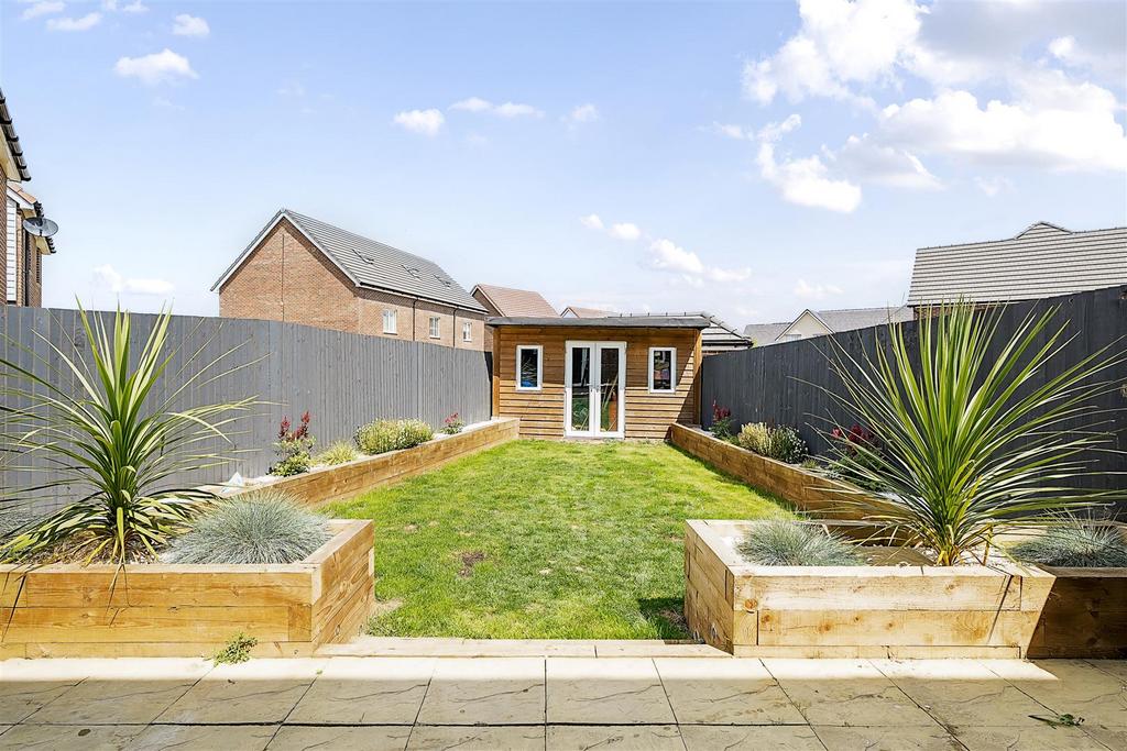 Lynx Street 4 Bedroom Detached For Sale -  Garden