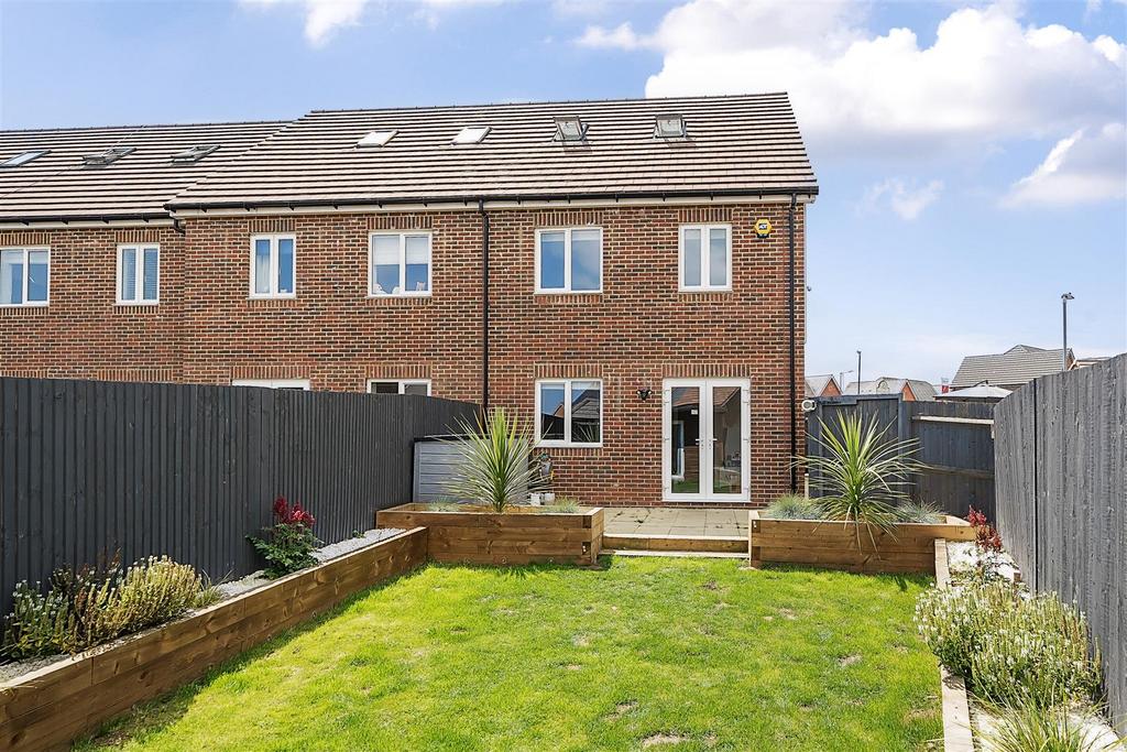 Lynx Street 4 Bedroom Detached For Sale - Garden