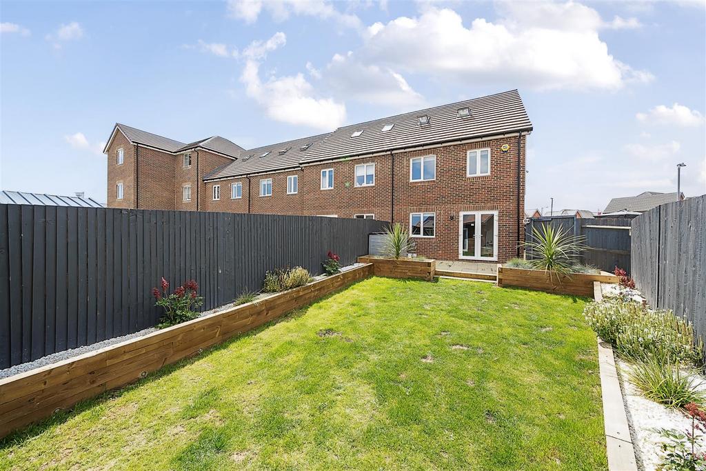 Lynx Street 4 Bedroom Detached For Sale - Garden