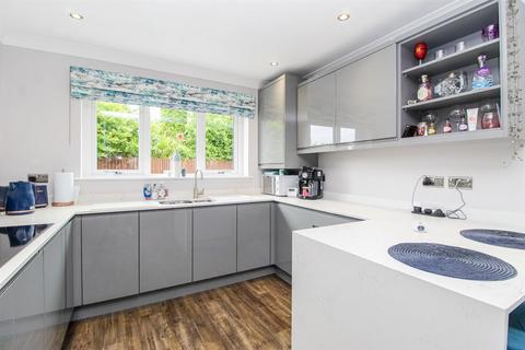 11 Ashley Close, Wrenthorpe, Wakefield, WF2 0JU