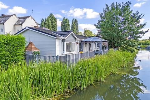 2 bedroom park home for sale, Riverside Lodge: Roydon Marina