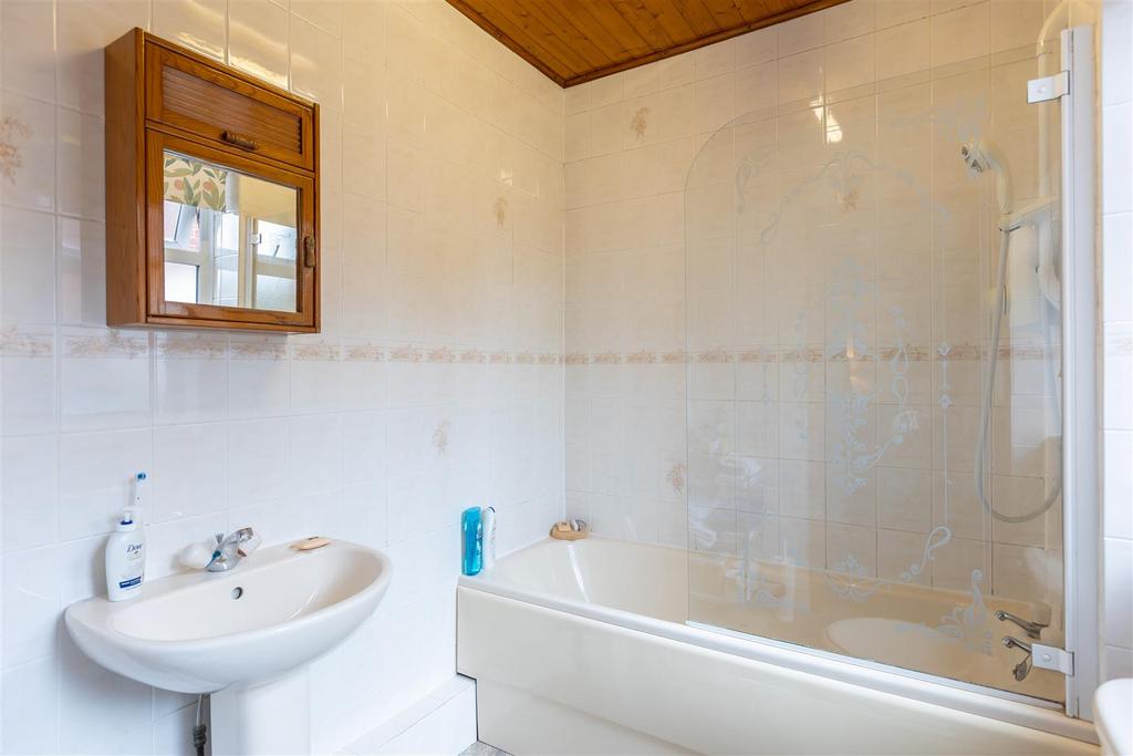 Wydale Low Cottages 1 Bathroom.jpg