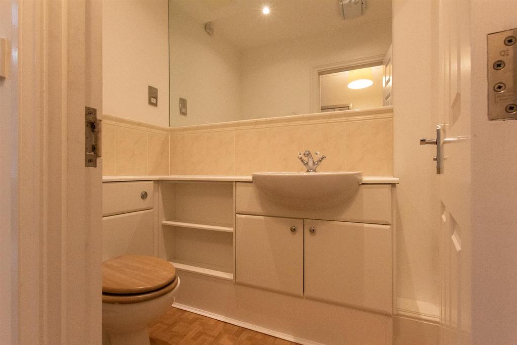 6 Littlecote House - Ensuite.jpg