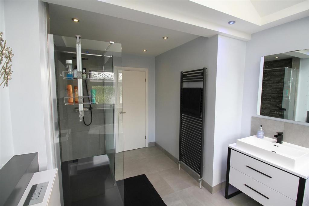 Bathroom..jpg