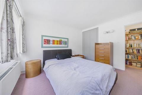 4, Marlowe Court Parkleys, Richmond, TW10 5LR