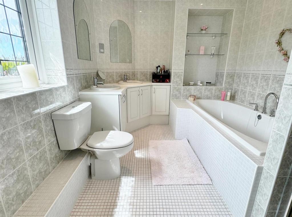 En suite bathroom/wc
