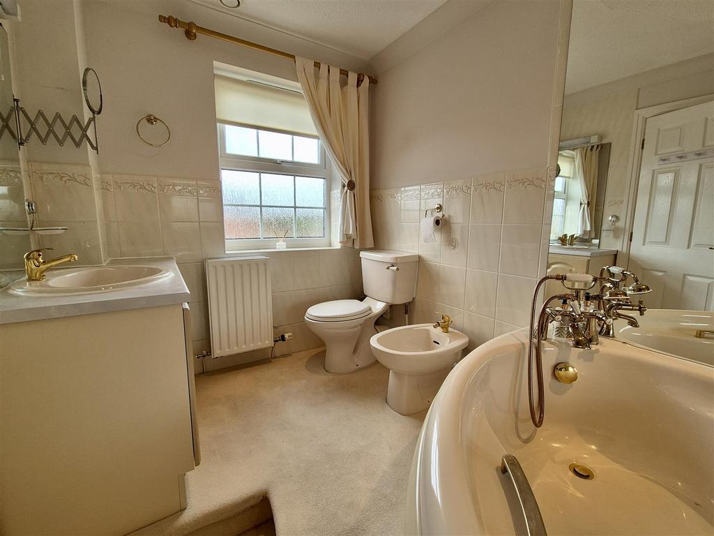 En suite bathroom/wc