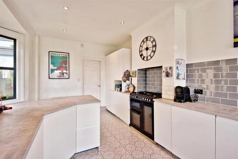 4 bedroom end of terrace house for sale, Pall Mall, Leigh-On-Sea SS9