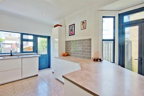 4 bedroom end of terrace house for sale, Pall Mall, Leigh-On-Sea SS9