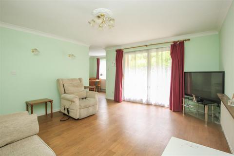 2 bedroom apartment for sale, Broomwood Gardens, Pilgrims Hatch, Brentwood