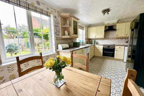 4 bedroom house for sale, Seafields Drive, Hopton