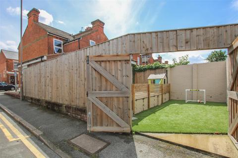 2 bedroom end of terrace house for sale, North Road Avenue, Brentwood