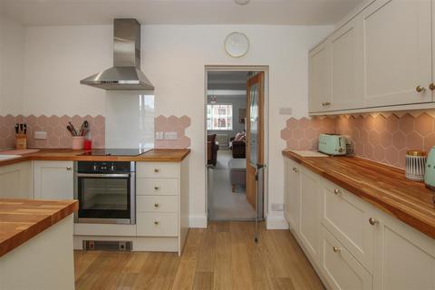 2 bedroom end of terrace house for sale, North Road Avenue, Brentwood