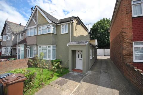 3 bedroom end of terrace house to rent, Ballards Road, Dagenham