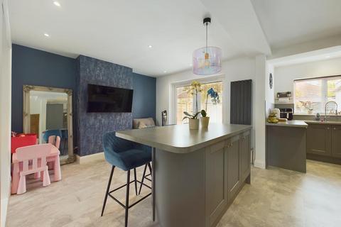 67 Finlay Road, Gloucester, GL4 6TW