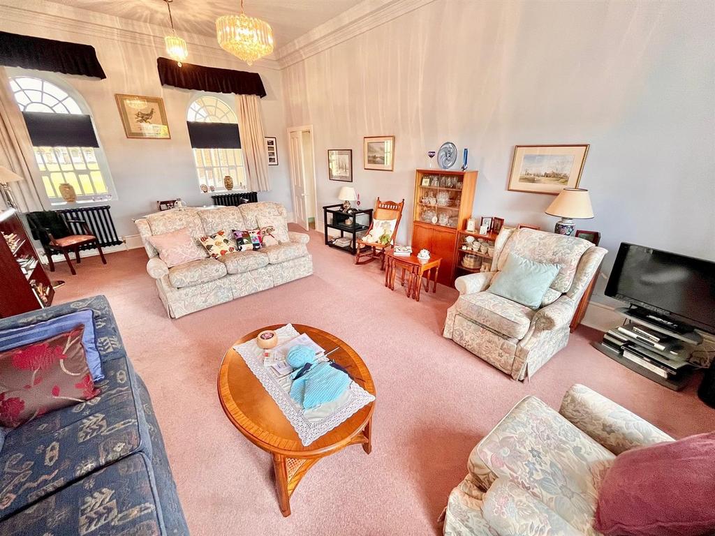 Lounge/Dining Room