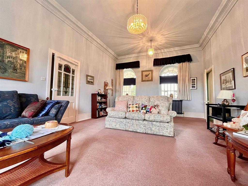 Lounge/Dining Room