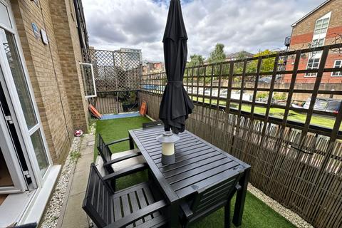 1 bedroom in a house share to rent, Locksons Close, London, E14