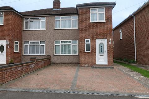 3 bedroom semi-detached house to rent, Roundmoor Drive, Cheshunt EN8