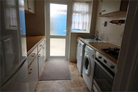 3 bedroom semi-detached house to rent, Roundmoor Drive, Cheshunt EN8