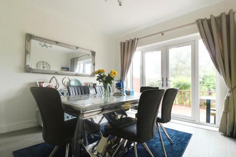 4 bedroom semi-detached house to rent, Blenheim Crescent, Leigh-on-sea, SS9