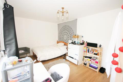 3 bedroom cottage to rent, Sidney Street, E1 2HJ