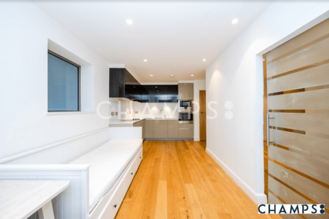 Studio to rent, Rathbone Market, London, E16 1GZ