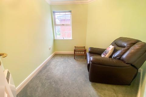 2 bedroom apartment for sale, London Road, Surrey GU15