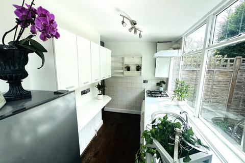 2 bedroom maisonette to rent, Chiswick W4