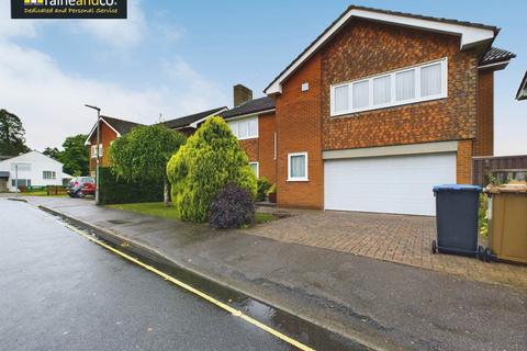 5 bedroom detached house to rent, Kerdistone Close, Potters Bar