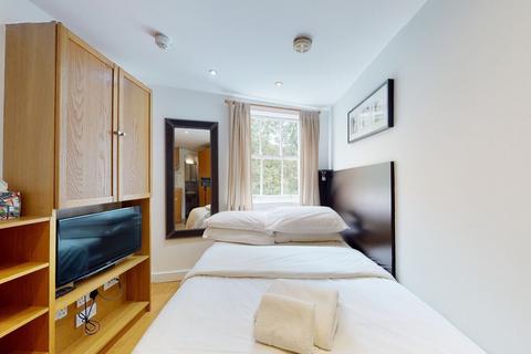 Studio to rent, Cartwright Gardens