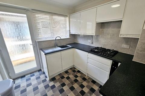 2 bedroom detached bungalow to rent, Tidebrook Gardens, Eastbourne BN23