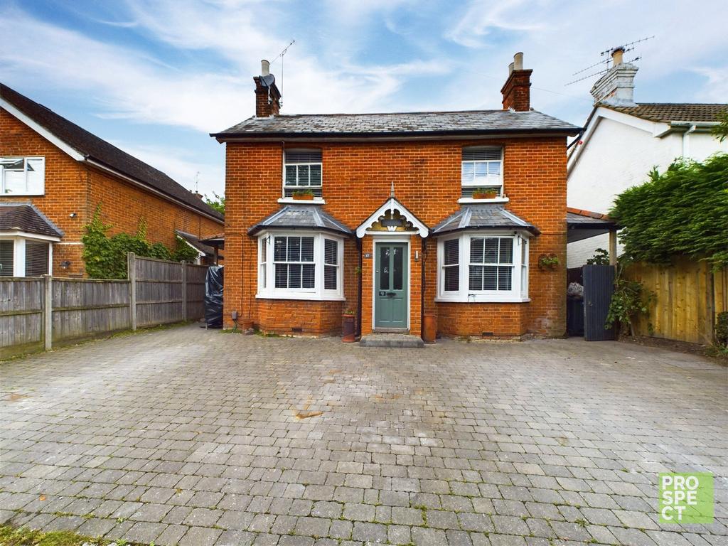 Mill Lane, Yateley, Hampshire, GU46 4 bed detached house for sale £