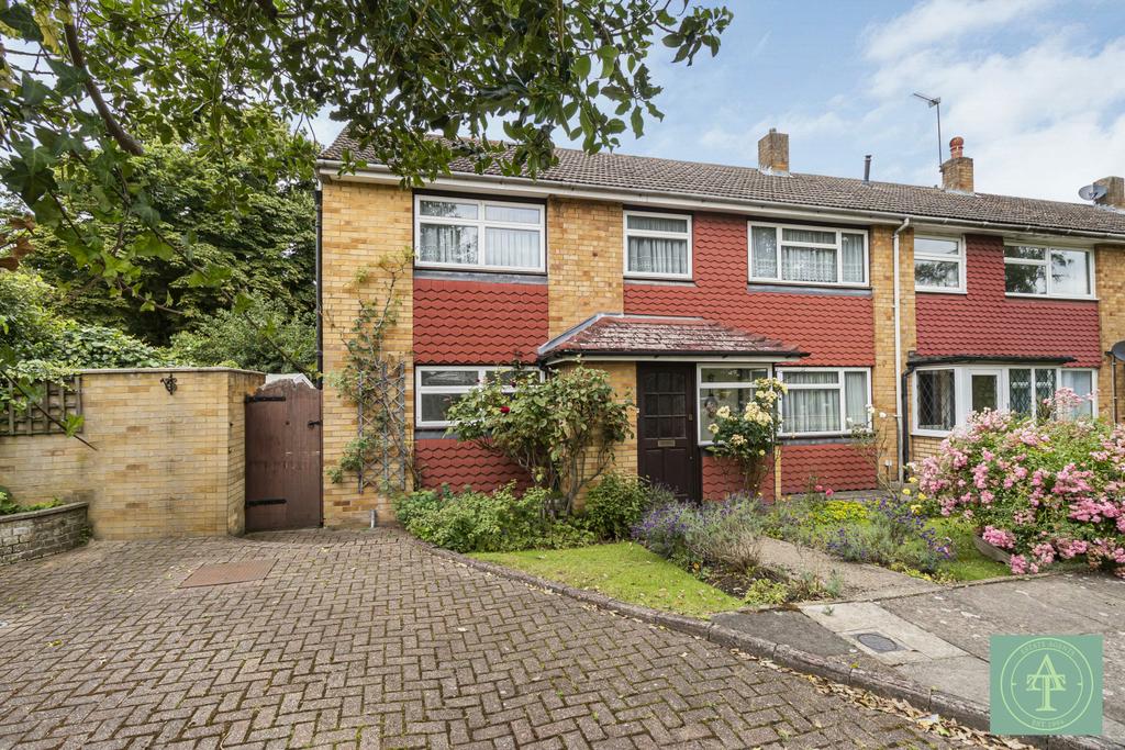 Five Bedroom End of Terraced House For Sale