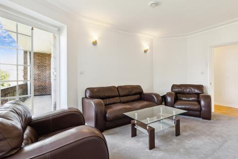 3 bedroom flat to rent, Roehampton Close, London