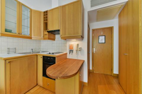 Studio to rent, Cartwright Gardens, London