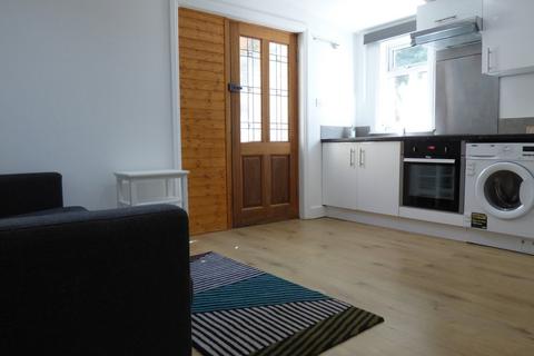 3 bedroom flat to rent, Skelbrook Street, Earlsfield SW18