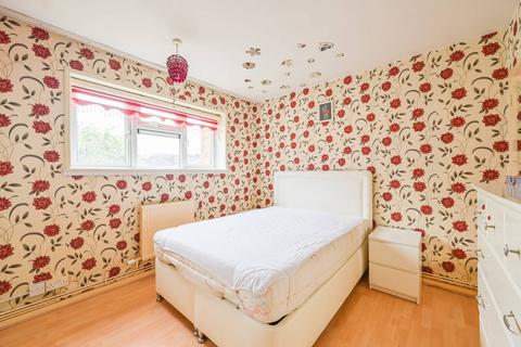 2 bedroom flat for sale, Walnut Court, Walthamstow, London, E17