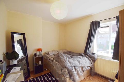 4 bedroom semi-detached house to rent, Sturgess Avenue, London