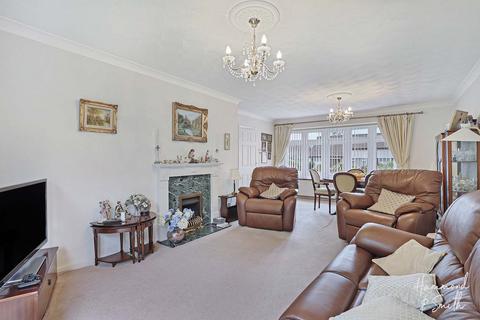 8 Lynceley Grange, Epping, CM16 6RA