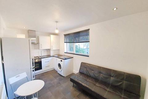 2 bedroom flat to rent, Lea Bridge Road, Walthamstow, London E17