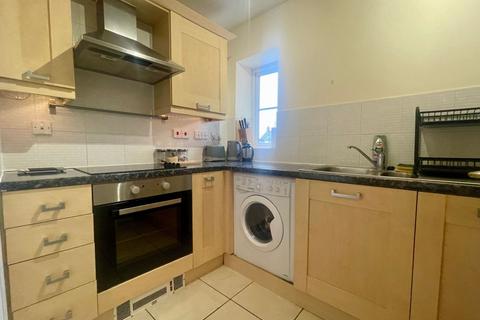 2 bedroom flat for sale, Farnborough Drive, Daventry, Northamptonshire NN11 8AL