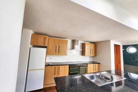 3 bedroom end of terrace house to rent, Hillside, Slough SL1