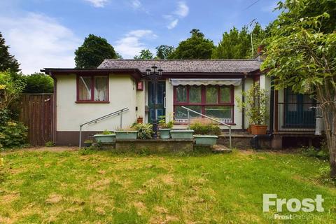 3 bedroom bungalow for sale, The Embankment, Wraysbury, Berkshire, TW19