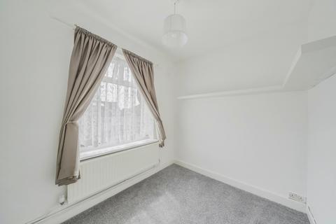 2 bedroom apartment to rent, Balfour Grove London N20