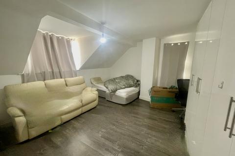 2 bedroom flat to rent, High Street,  Staines-upon-Thames, TW19