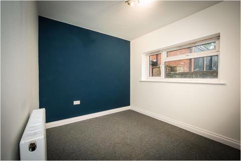 2 bedroom flat to rent, Lidgett Lane, Leeds LS17